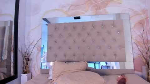 lunna__tylor online show from April 8, 4:47 am