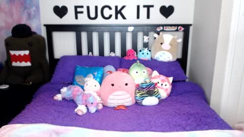 Mackenzie Wolfe online show from November 4, 5:01 am