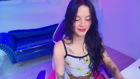 maddie_t18 online show from April 6, 11:33 am