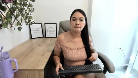 Snapshot of madeleine_w chatting on October 21, 12:25 am Madeleine online show from October 21, 12:25 am