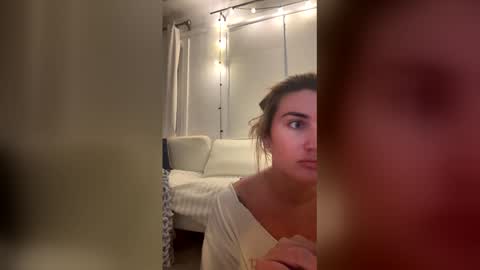 Snapshot of madisonlubbe2 chatting on April 23, 3:03 am madisonlubbe2 online show from April 23, 3:03 am