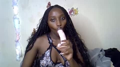 Maee online show from November 19, 8:09 pm