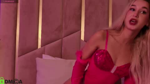 M. online show from November 14, 7:25 pm