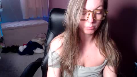 MandyBabyXXX online show from December 18, 8:46 pm