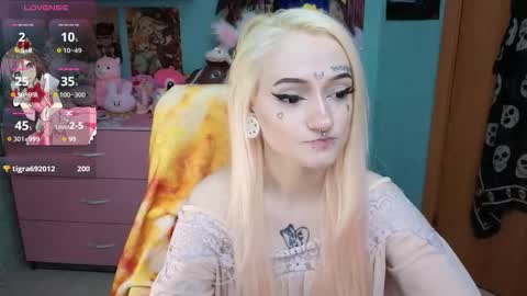 Manuela online show from March 4, 8:48 pm