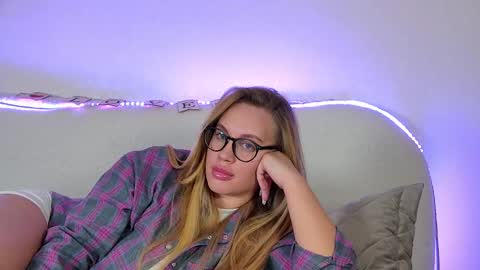 Snapshot of marianeumann chatting on February 13, 8:48 am Maria online show from February 13, 8:48 am