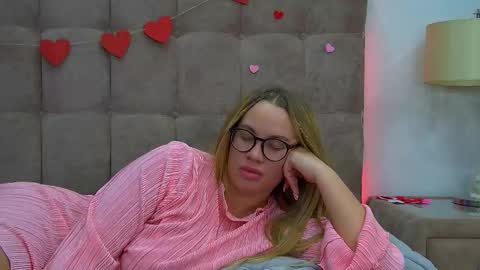 Snapshot of marianeumann chatting on February 15, 5:41 am Maria online show from February 15, 5:41 am