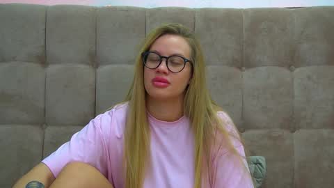 Snapshot of marianeumann chatting on January 19, 5:05 am Maria online show from January 19, 5:05 am