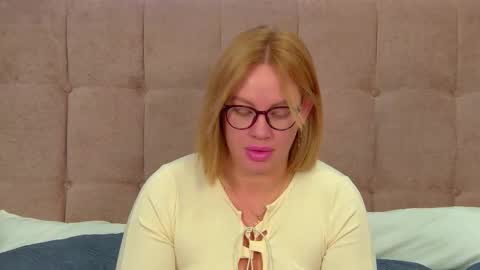 Snapshot of marianeumann chatting on September 18, 6:34 am Maria online show from September 18, 6:34 am