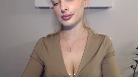 Snapshot of marilyndevilish chatting on December 13, 3:43 pm MarilynDevilish online show from December 13, 3:43 pm