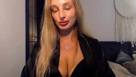 Snapshot of marilyndevilish chatting on September 15, 8:27 pm MarilynDevilish online show from September 15, 8:27 pm