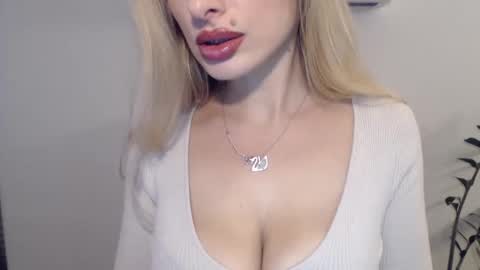 Snapshot of marilyndevilish chatting on December 14, 4:41 pm MarilynDevilish online show from December 14, 4:41 pm