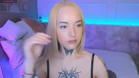 marquise_villaret online show from February 15, 6:38 am