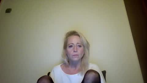 Snapshot of marrygorund chatting on October 16, 3:20 am MaryGoRound online show from October 16, 3:20 am