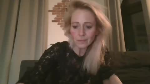 Snapshot of marrygorund chatting on January 23, 2:44 am MaryGoRound online show from January 23, 2:44 am