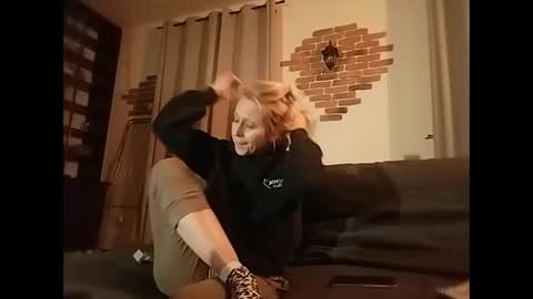 Snapshot of marrygorund chatting on March 5, 9:17 pm MaryGoRound online show from March 5, 9:17 pm