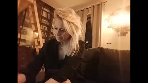 Snapshot of marrygorund chatting on February 8, 11:24 pm MaryGoRound online show from February 8, 11:24 pm