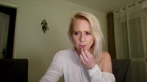 Snapshot of marrygorund chatting on October 27, 7:08 pm MaryGoRound online show from October 27, 7:08 pm