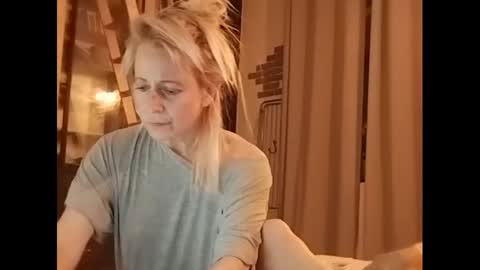 Snapshot of marrygorund chatting on February 10, 1:35 am MaryGoRound online show from February 10, 1:35 am