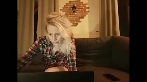 Snapshot of marrygorund chatting on February 5, 3:55 am MaryGoRound online show from February 5, 3:55 am