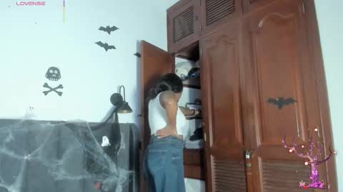 Laura online show from October 26, 7:53 pm