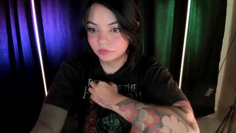 Snapshot of megan_evaans chatting on December 6, 8:39 pm welcome guys   please  help me to reach 100 hands up Thanks  online show from December 6, 8:39 pm