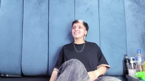 megan_thompsonn_ online show from April 16, 2:23 am