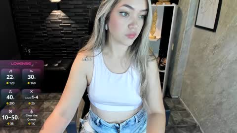 Snapshot of megann_hill chatting on December 15, 11:55 am Megan online show from December 15, 11:55 am