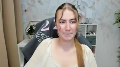 Snapshot of meganx_candy chatting on December 18, 6:53 am Megan online show from December 18, 6:53 am