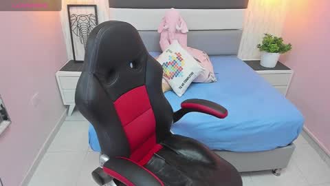 Snapshot of meganzarick chatting on February 7, 12:50 pm M E G A N online show from February 7, 12:50 pm