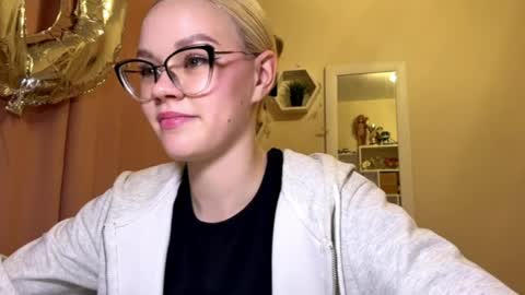 Mia online show from April 9, 3:06 pm