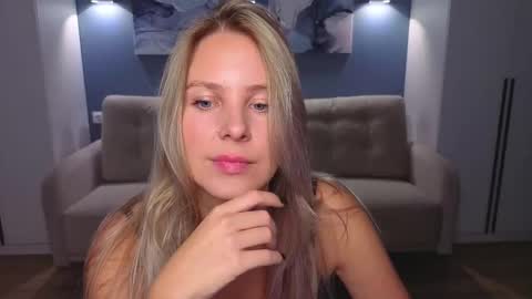 Snapshot of melaniebennett chatting on October 18, 6:38 am Melanie Bennett online show from October 18, 6:38 am