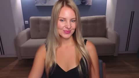 Snapshot of melaniebennett chatting on October 11, 8:19 am Melanie Bennett online show from October 11, 8:19 am