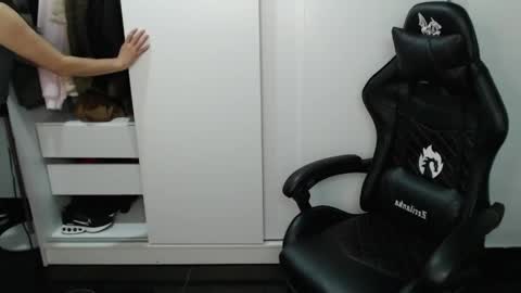 Melannie online show from April 18, 4:26 am