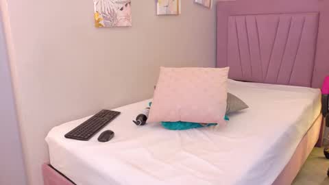 meli_peach online show from February 26, 8:30 pm