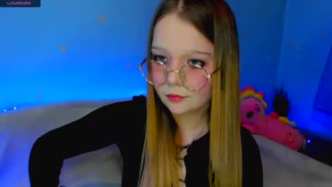 MelMooon online show from February 12, 6:40 pm