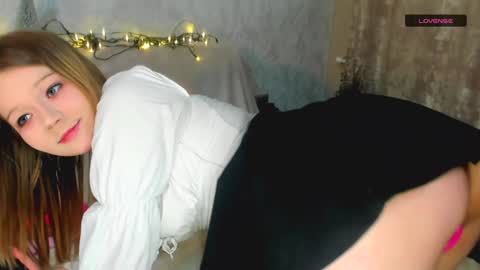 MelMooon online show from December 27, 5:37 pm