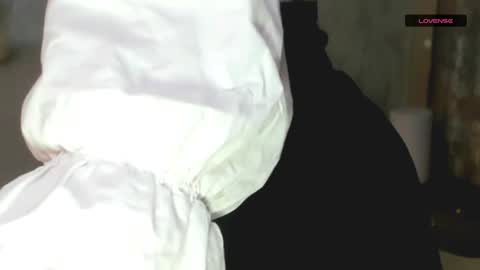 MelMooon online show from December 4, 2:59 pm