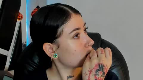 Snapshot of melody_suarez chatting on December 3, 7:11 pm MELODY online show from December 3, 7:11 pm