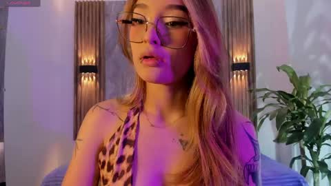 melodylanee online show from April 15, 11:11 am