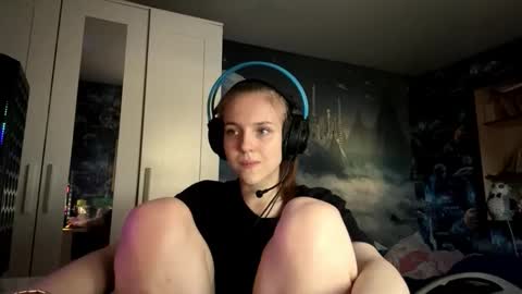 Hi Im Aria 18 years old online show from October 25, 12:24 pm