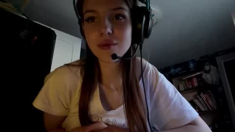 Snapshot of melonygriffen chatting on September 17, 12:25 pm Hi Im Aria 18 years old online show from September 17, 12:25 pm