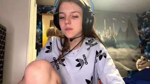 Hi Im Aria 18 years old online show from December 22, 1:58 pm