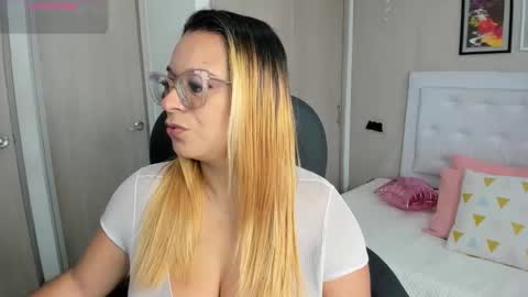 Snapshot of mhonikabelucci__1 chatting on October 20, 12:08 pm Mhonika online show from October 20, 12:08 pm