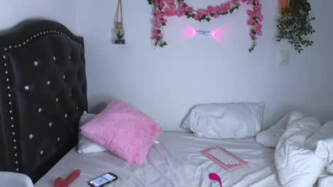 Mia online show from April 6, 9:32 am