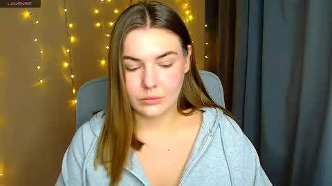 mia_lemm online show from November 19, 9:42 am