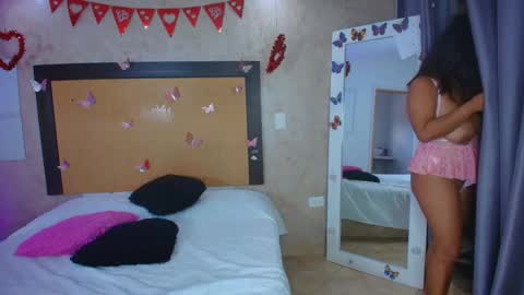 MIALOPEZ      .     Y      .      online show from February 26, 9:25 pm