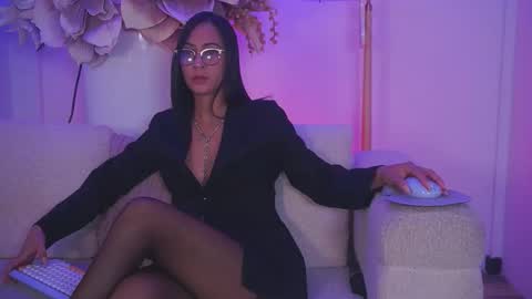 Mia online show from March 19, 11:47 am