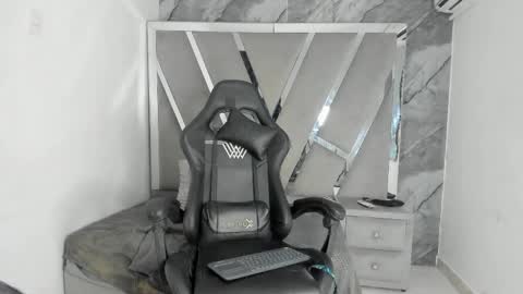 mia_petiteht online show from April 6, 10:11 pm