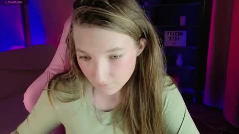 Mia online show from December 5, 10:49 am